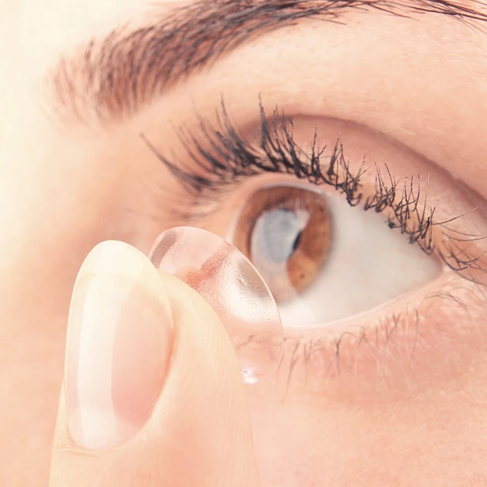 how-to-put-contacts-in-3-easy-steps-eyefacts